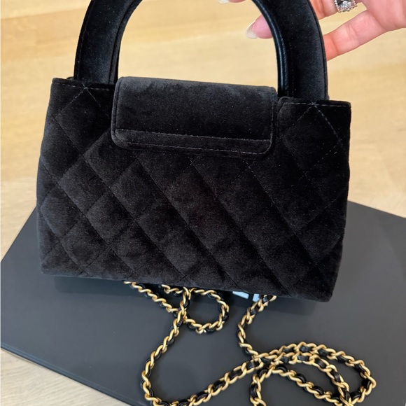 Chanel Métiers d'Art 2024
Known as Chanel Kelly bag  “Nano” Black velvet handbag - Picture 3 of 12